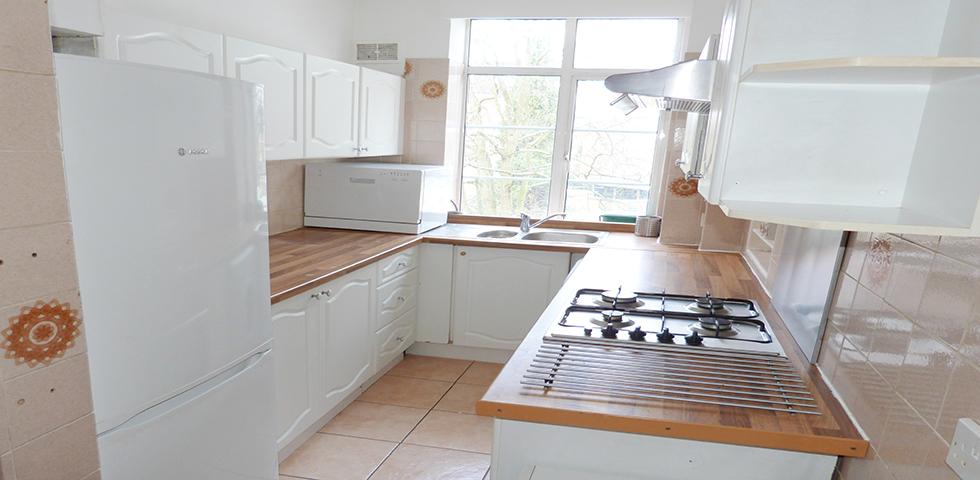 			HEATING and HOT WATER & OFF STREET PARKING INCLUDED, 3 Bedroom, 2 bath, 1 reception Flat			 Willesden Lane, KILBURN/BRONDESBURY CONSERVATION AREA